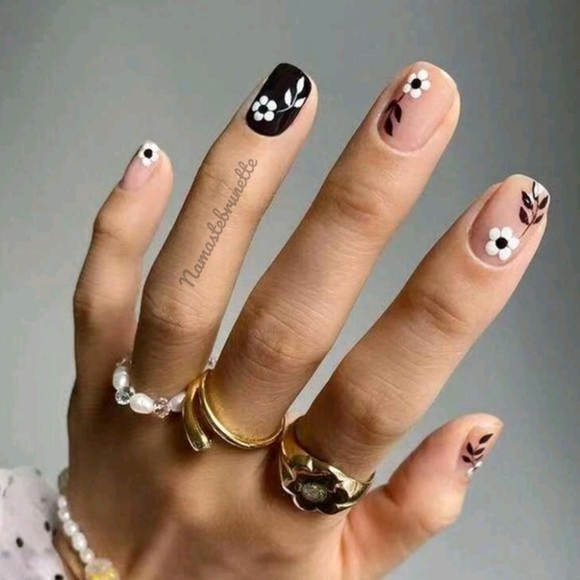 2/$16 Floral Short Press On Nails - Picture 8 of 17